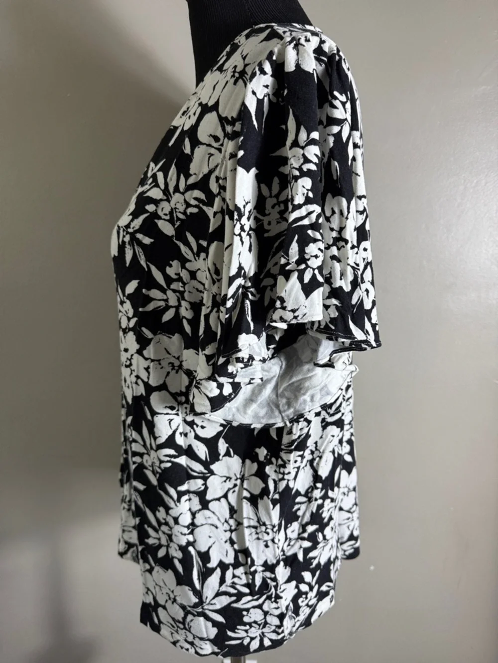 Lauren Ralph Lauren Black and White Floral V-Neck Women's Top Sz 1X - Picture 4 of 8